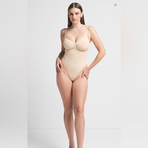 NWT SKIMS SEAMLESS SCULPT THONG BODYSUIT
SIZE 2XL